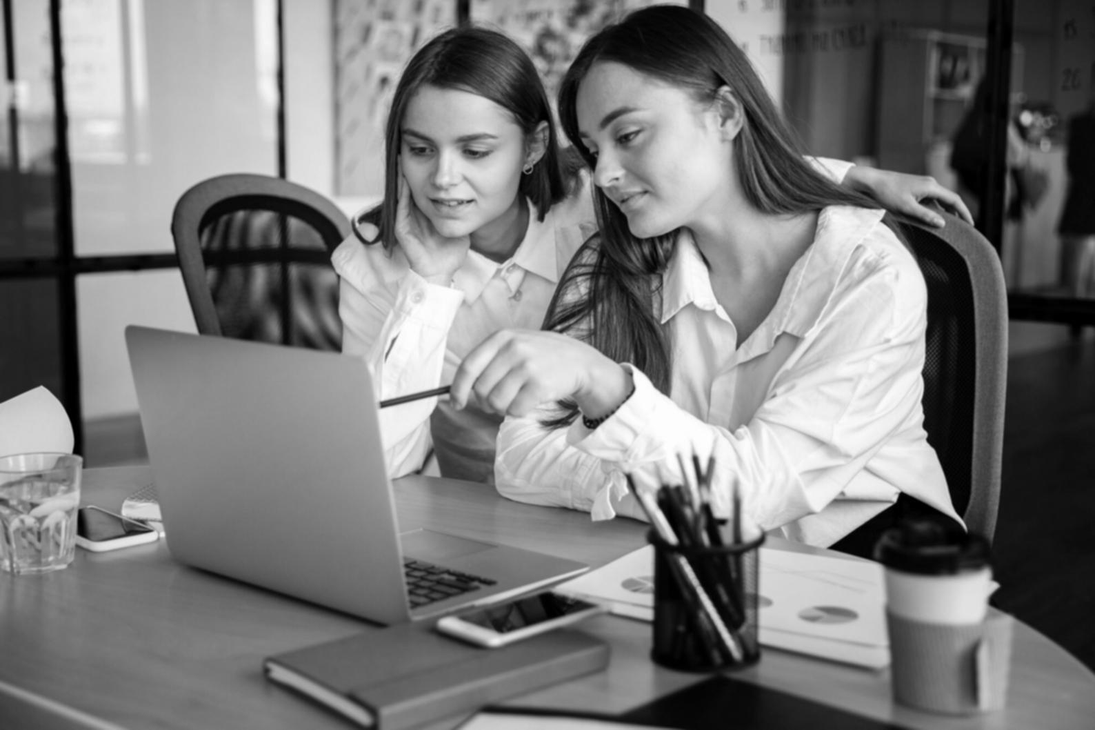 Estudiantes trabajando con reportes financieros en un ambiente colaborativo